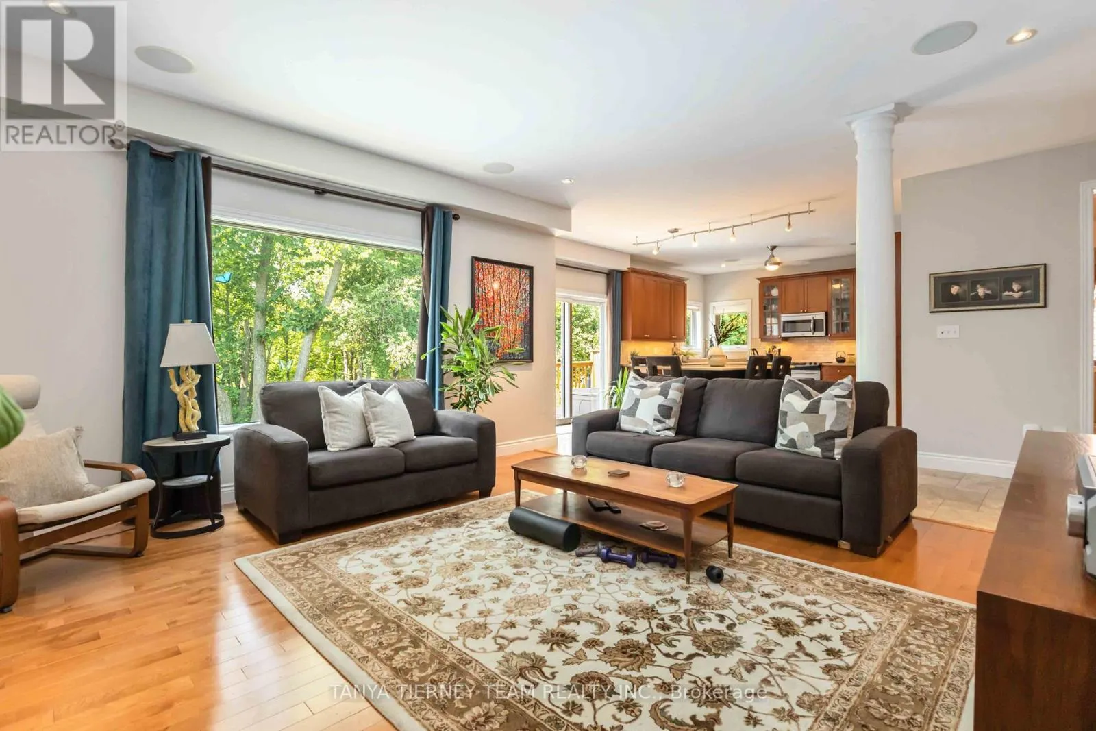 6 BRADDOCK COURT