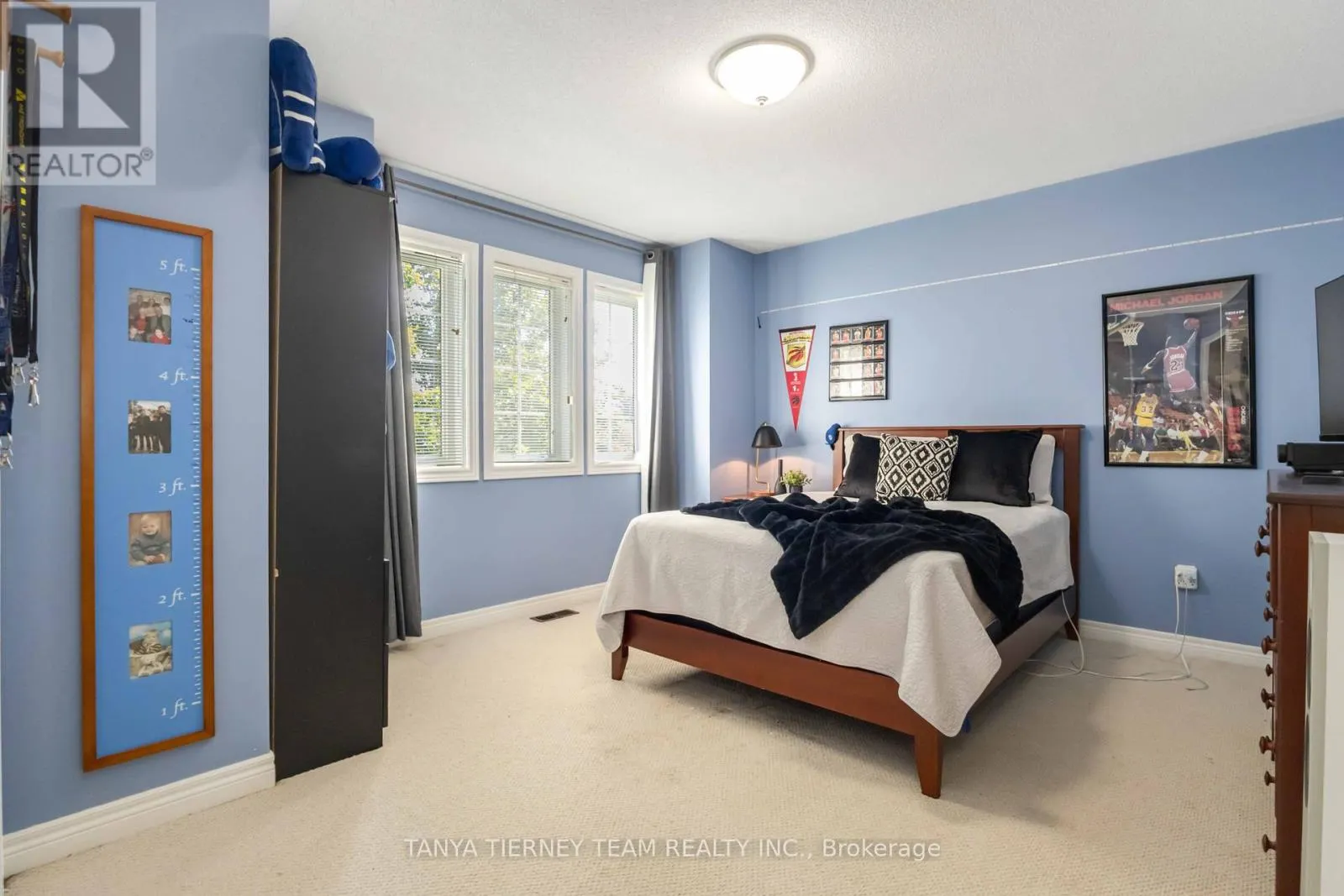 6 BRADDOCK COURT