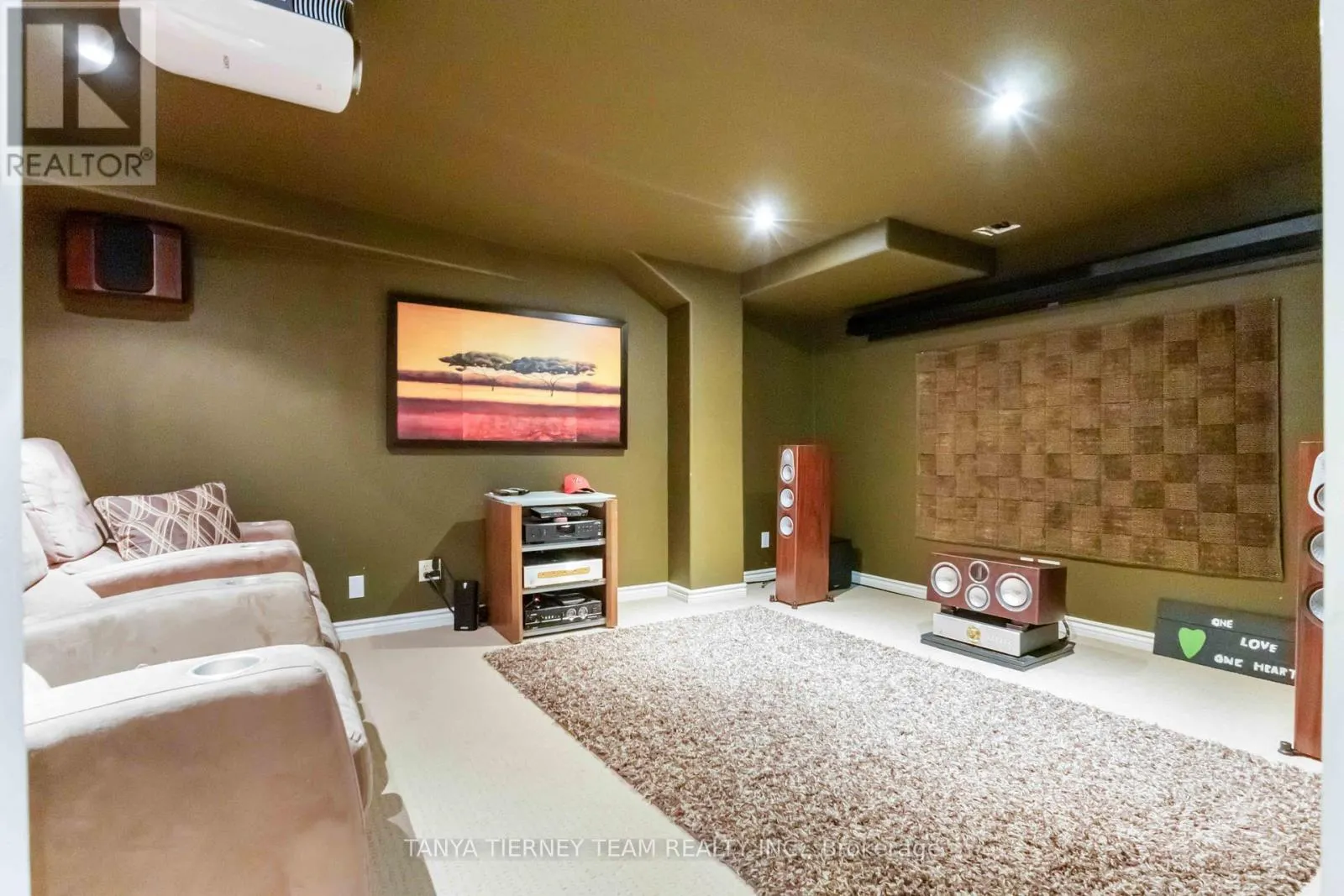 6 BRADDOCK COURT