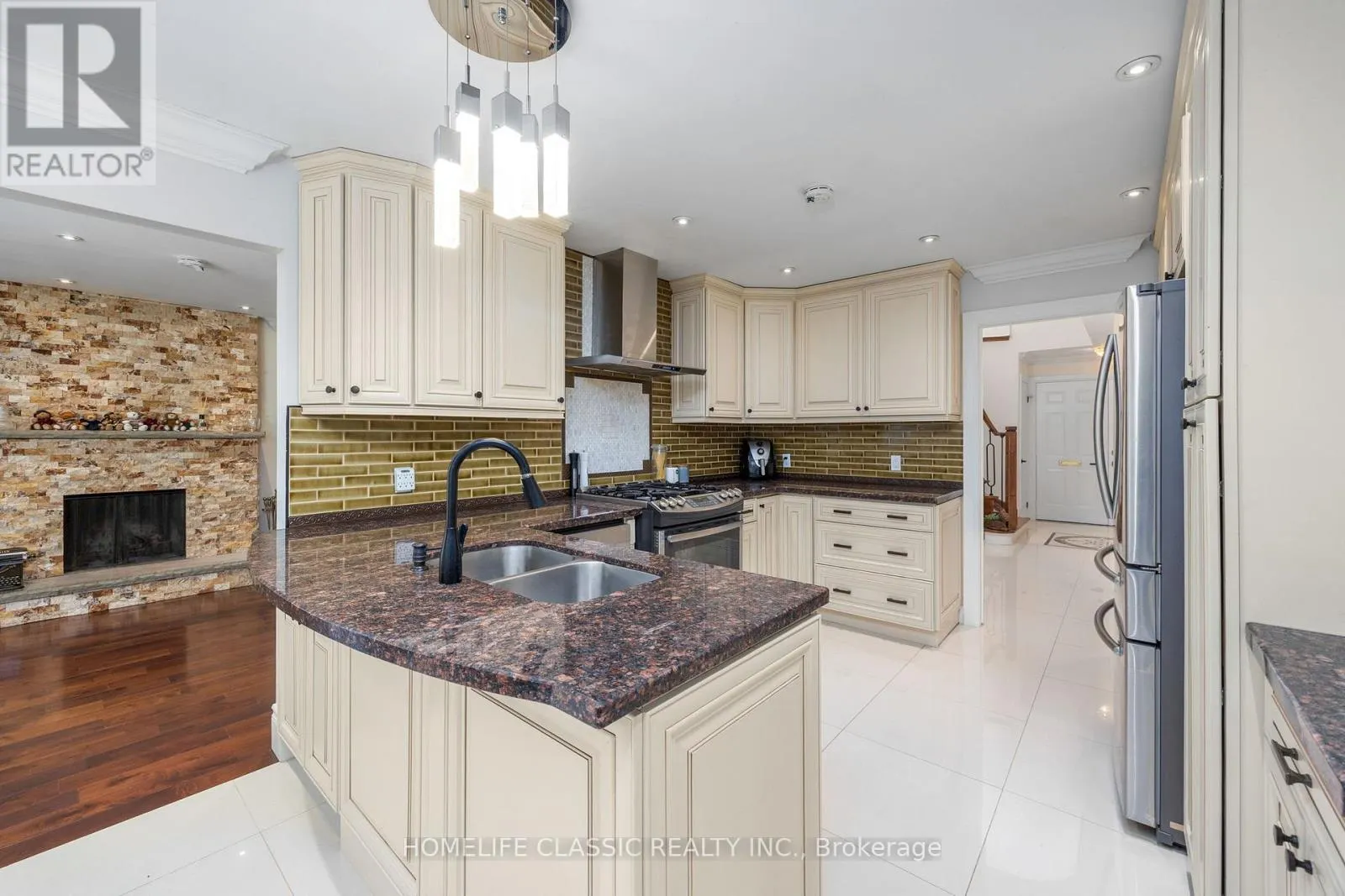 550 DAHLIA CRESCENT