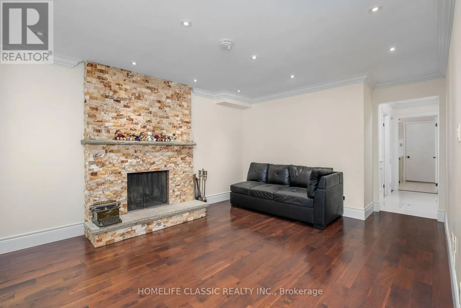 550 DAHLIA CRESCENT