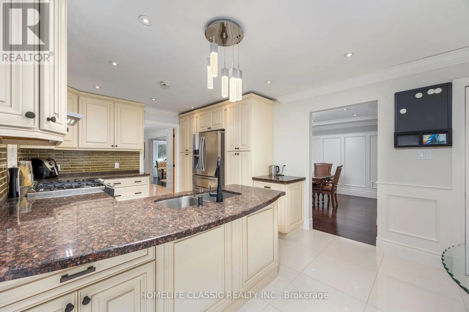 550 DAHLIA CRESCENT