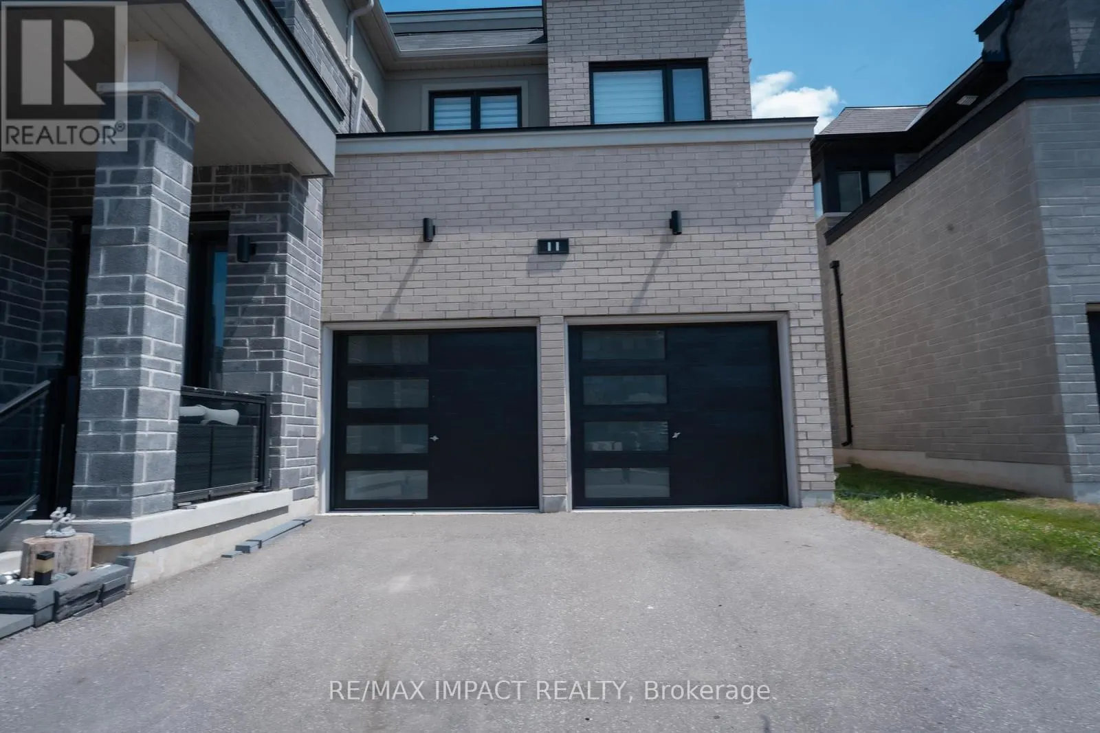 11 LARKIN LANE