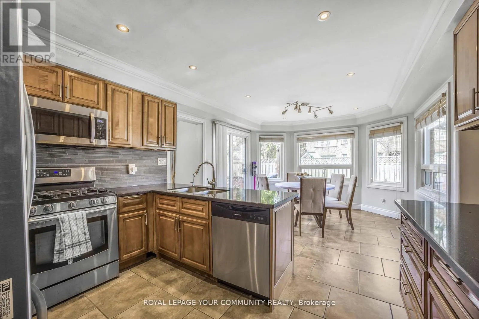 261 HOOVER DRIVE W