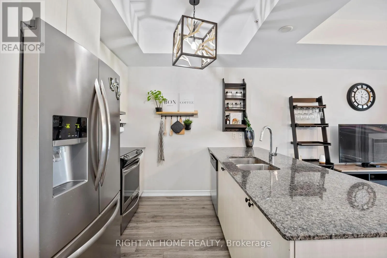 412 - 680 GORDON STREET