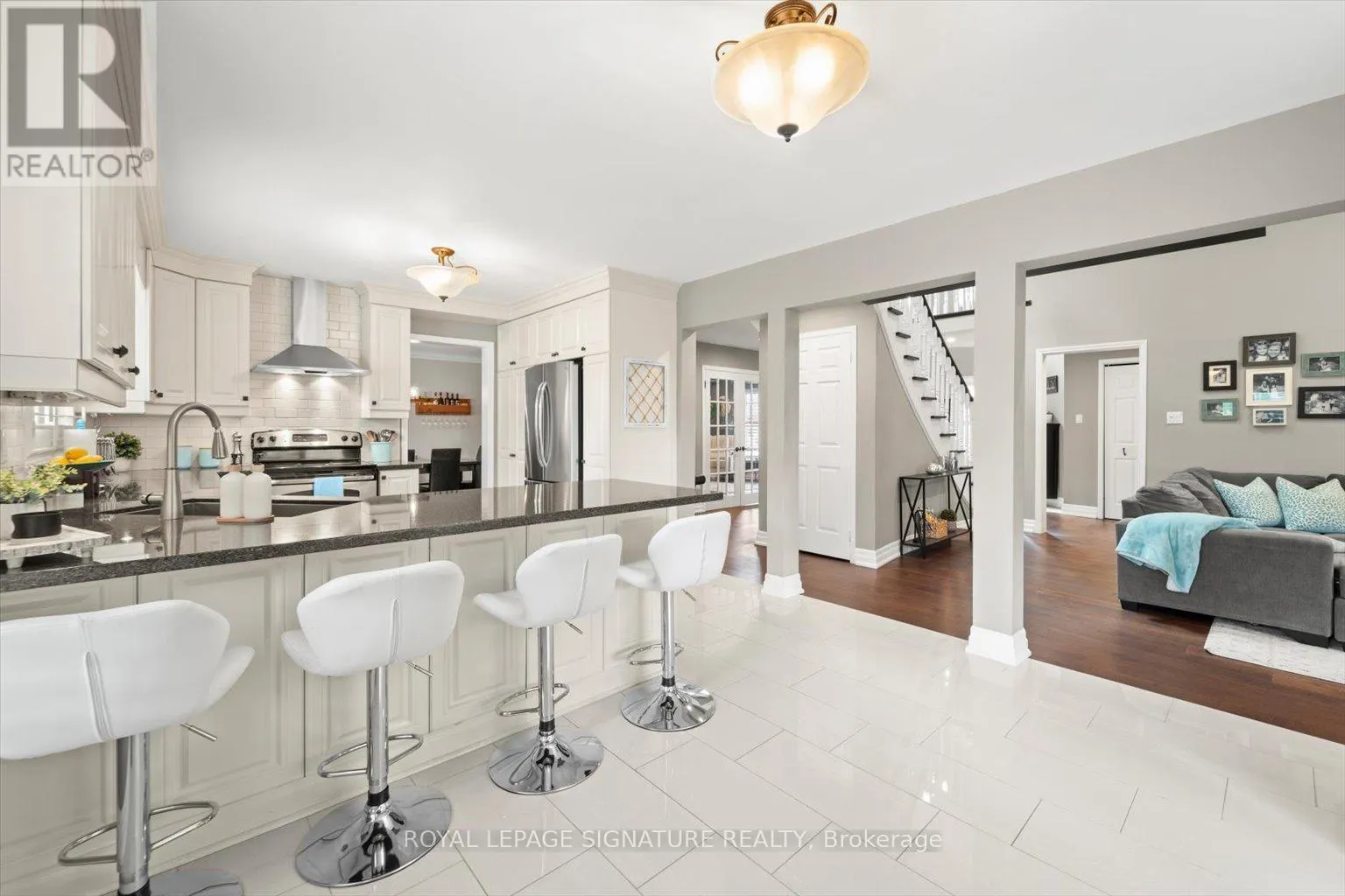 6 MAPLEGLEN COURT
