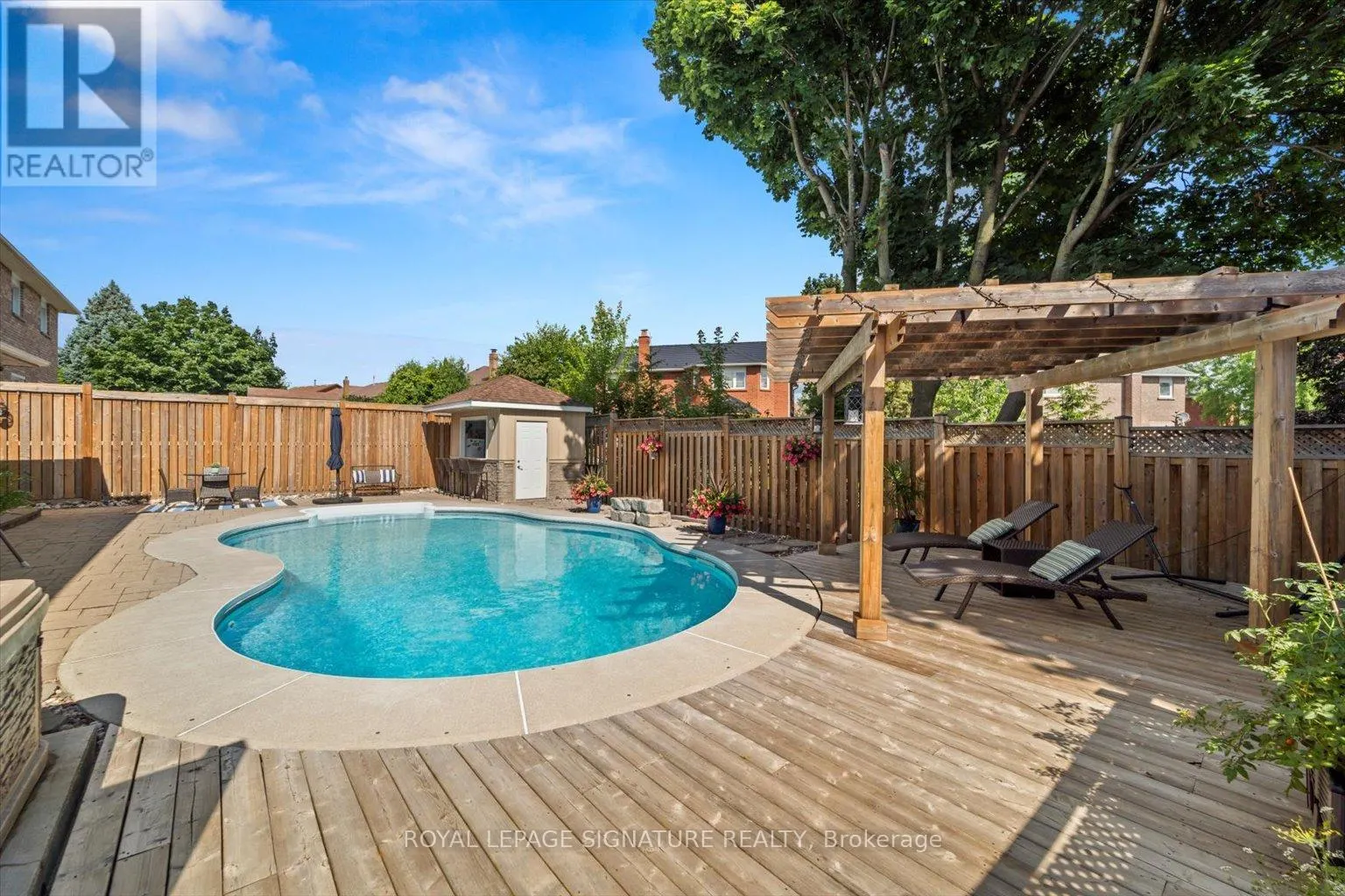 6 MAPLEGLEN COURT