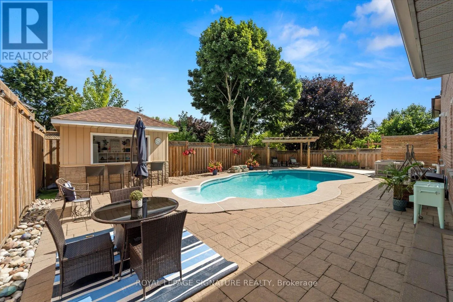 6 MAPLEGLEN COURT