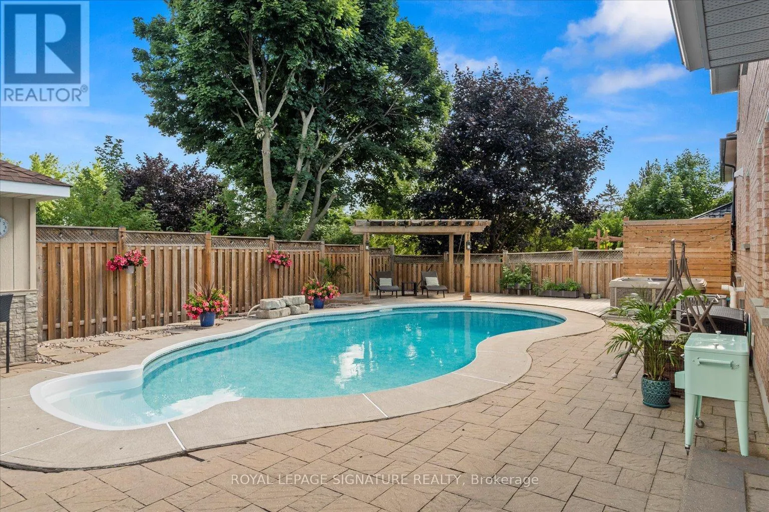 6 MAPLEGLEN COURT