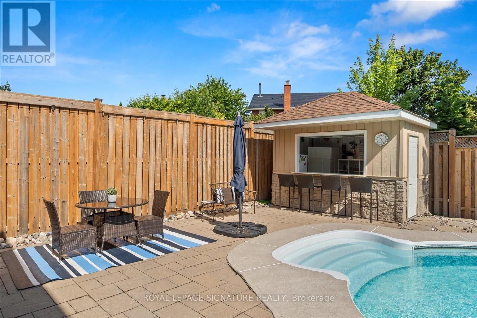 6 MAPLEGLEN COURT
