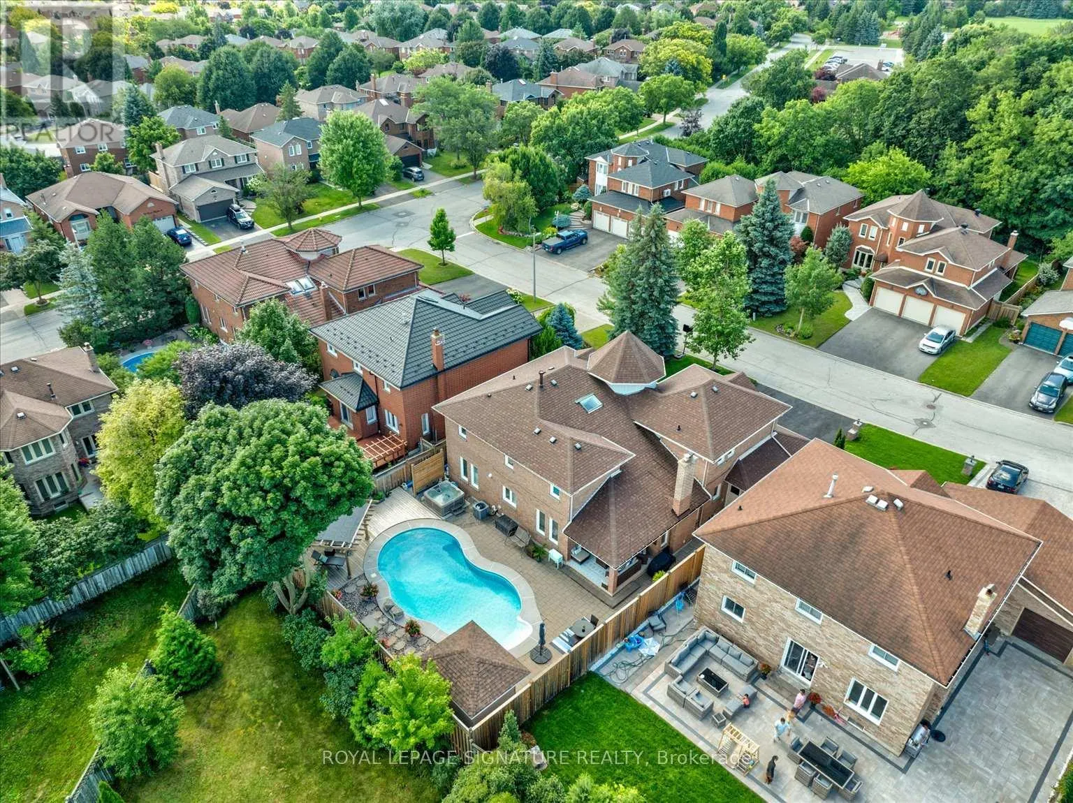 6 MAPLEGLEN COURT
