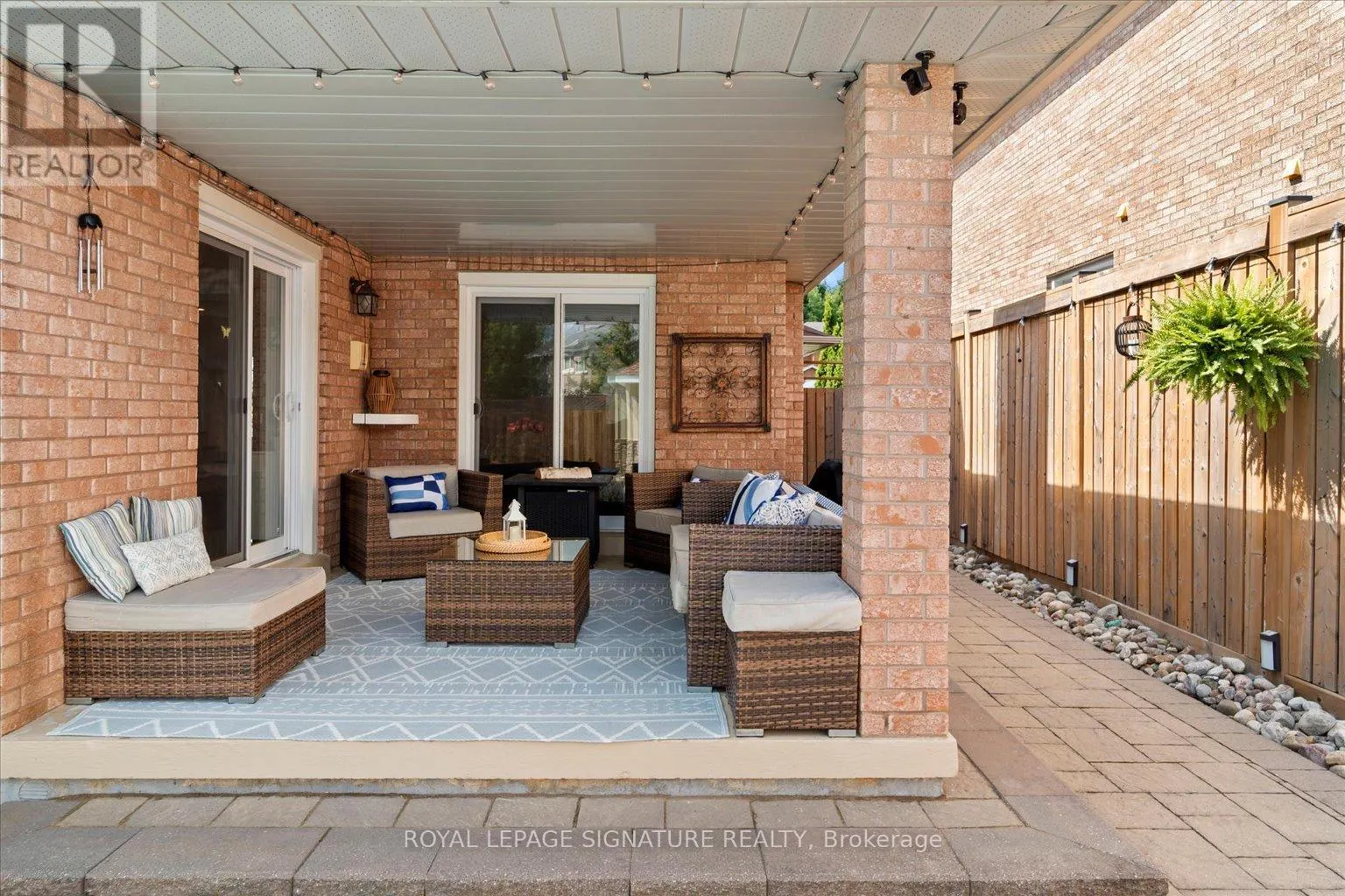 6 MAPLEGLEN COURT