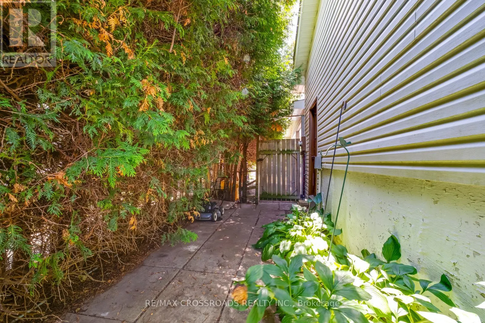 20 DEERPARK CRESCENT
