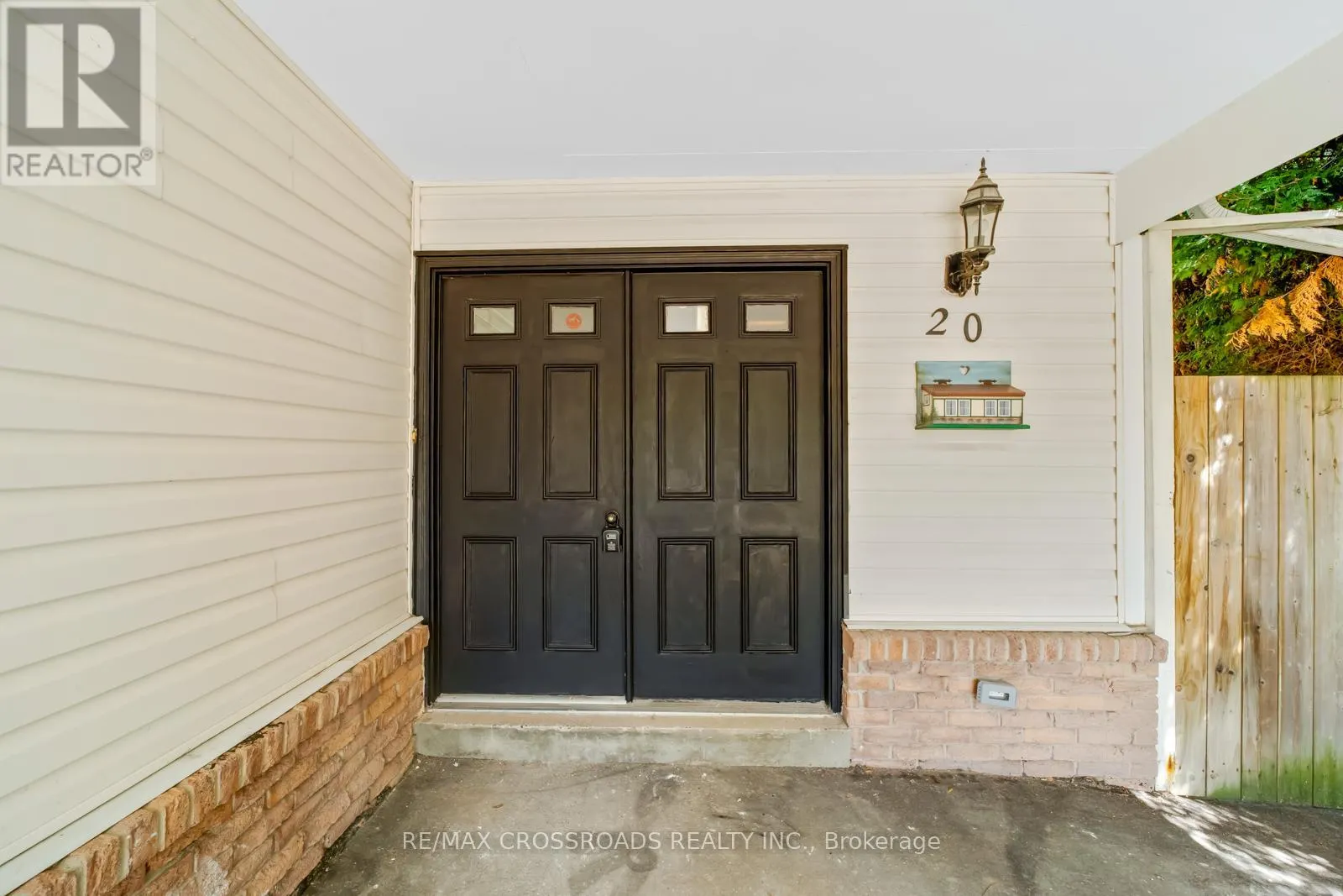 20 DEERPARK CRESCENT