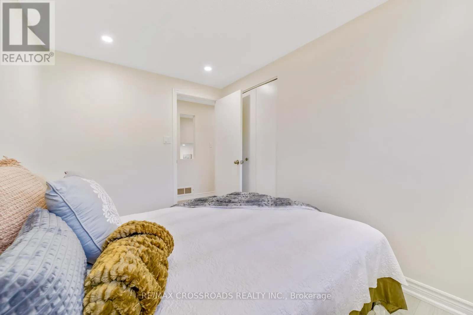 20 DEERPARK CRESCENT