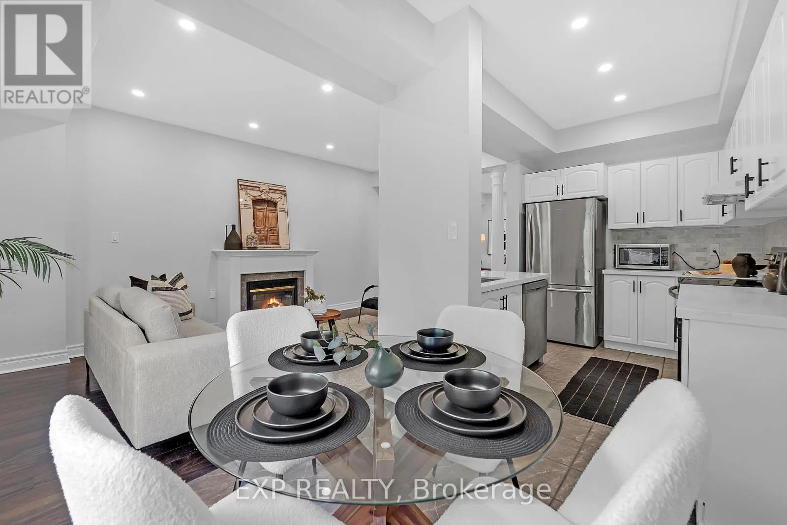 212 SHADOW PLACE