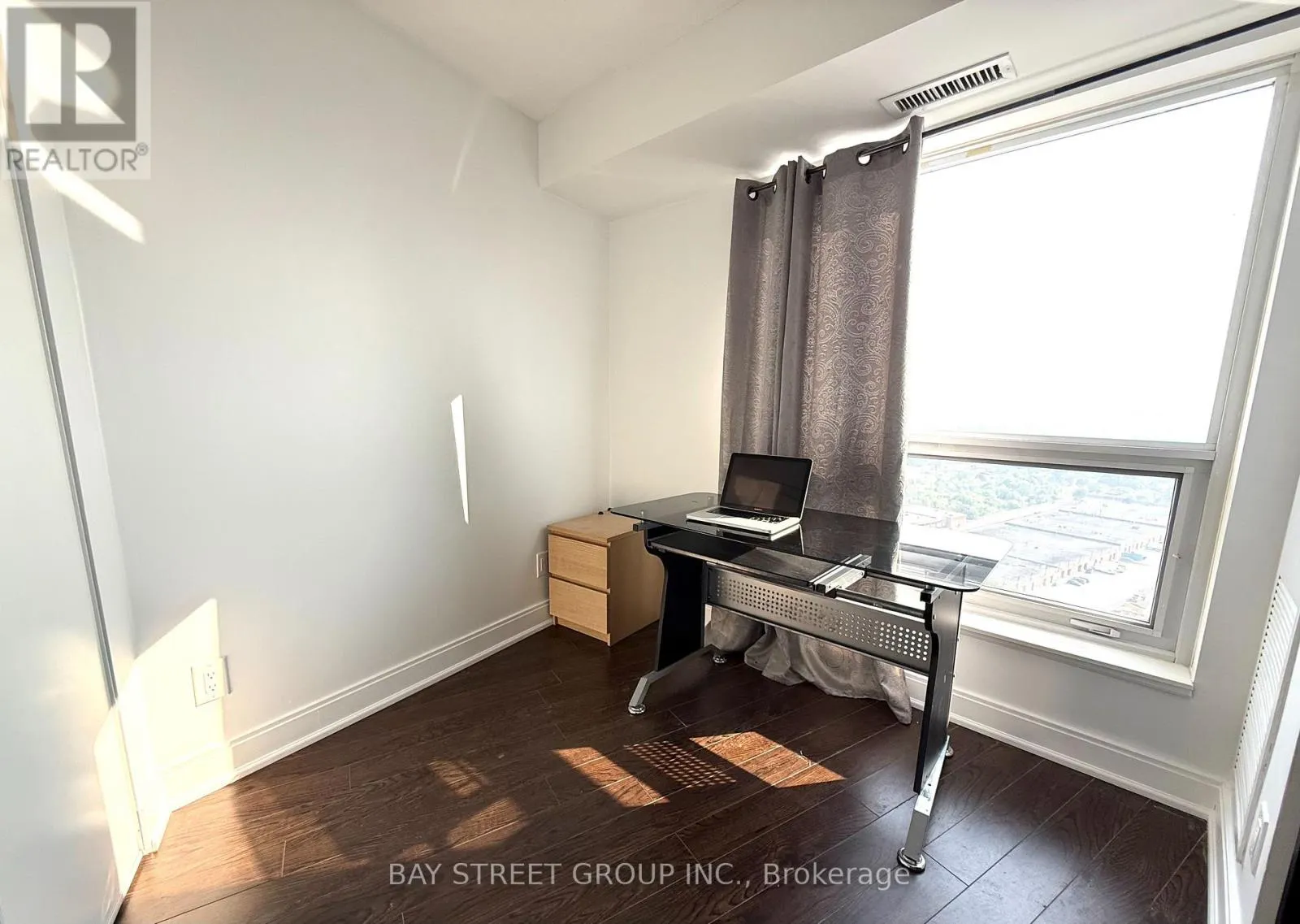 2325 - 135 VILLAGE GREEN SQ