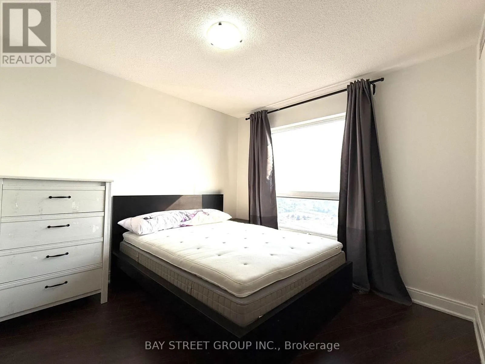 2325 - 135 VILLAGE GREEN SQ