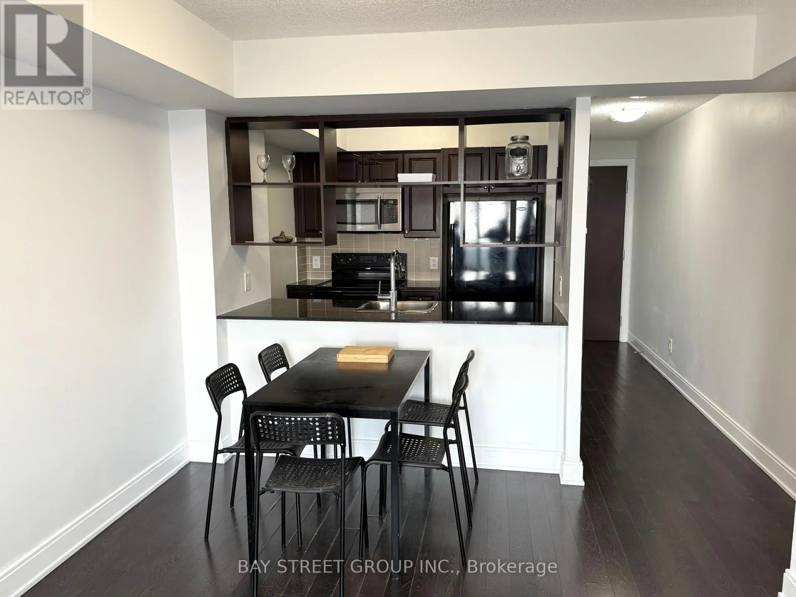 2325 - 135 VILLAGE GREEN SQ