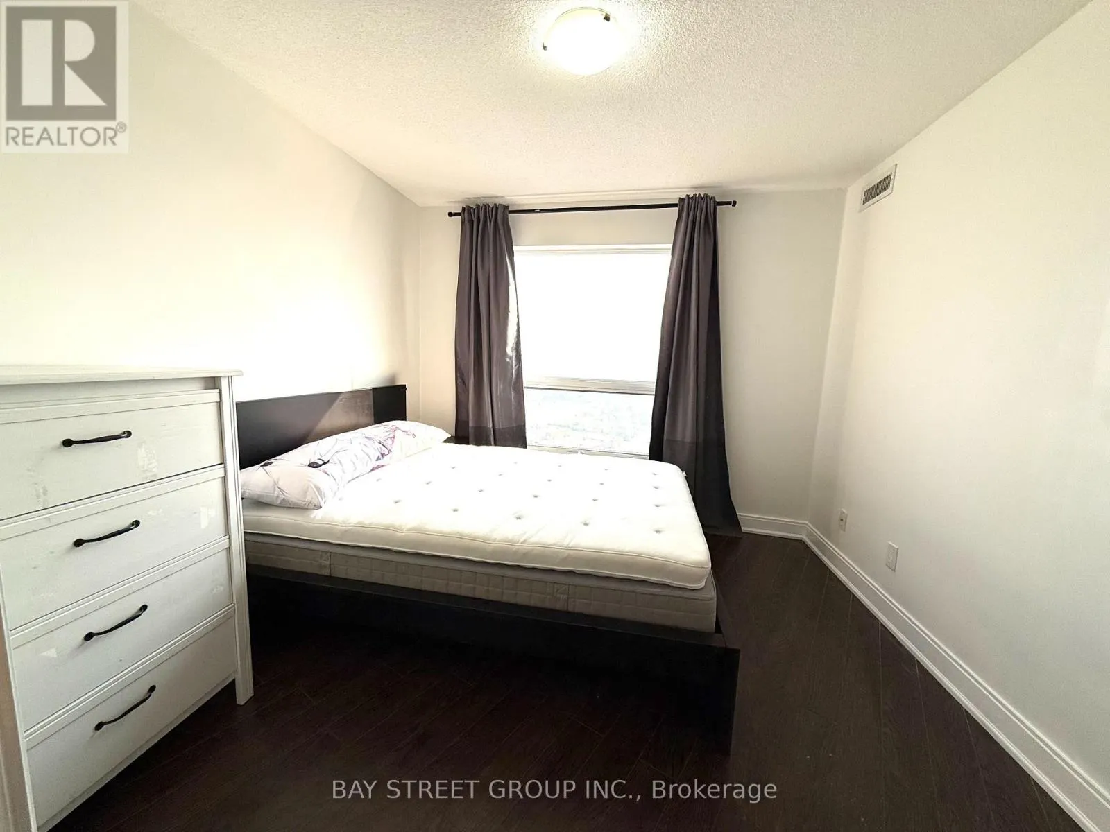 2325 - 135 VILLAGE GREEN SQ