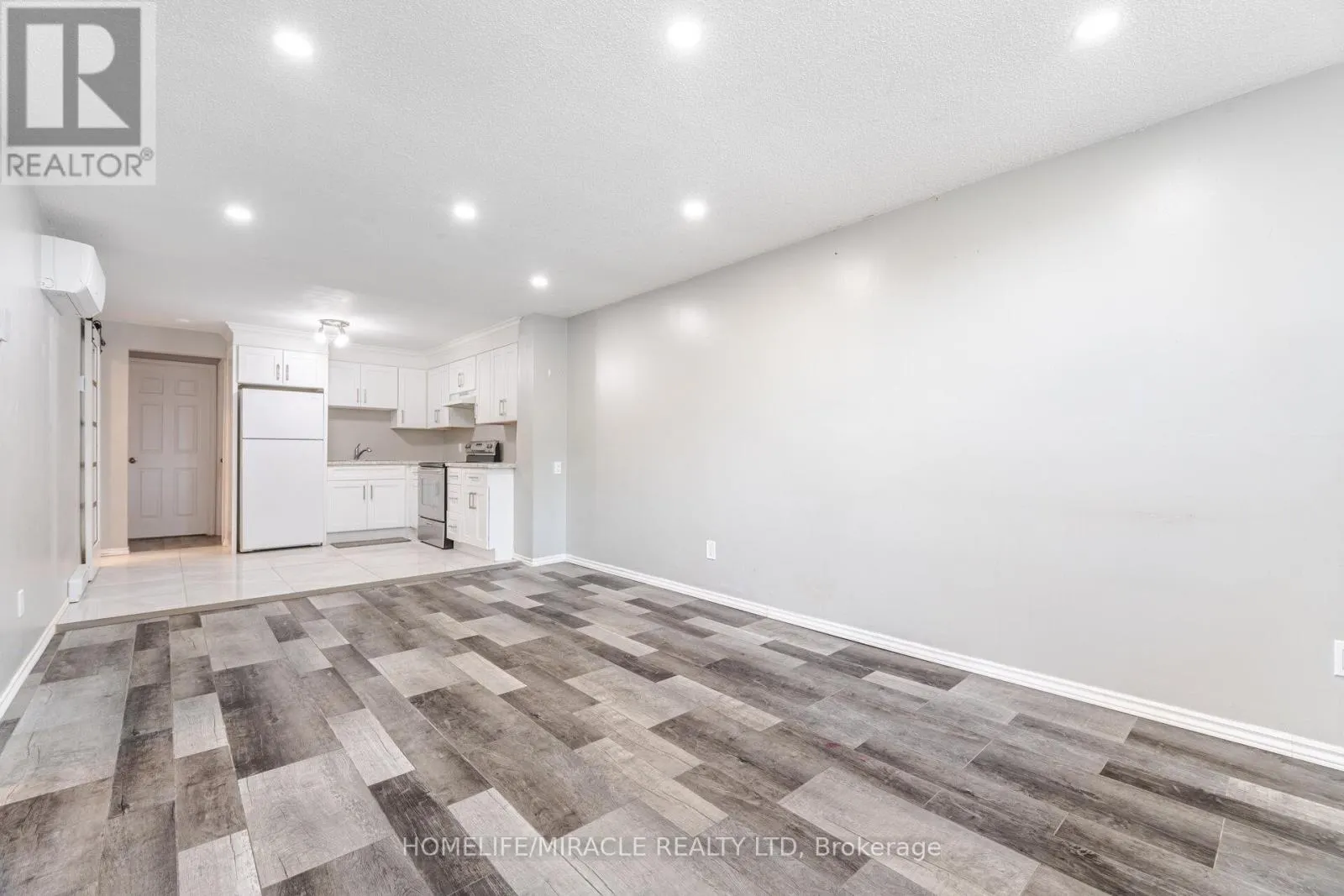 230 TAUNTON ROAD W