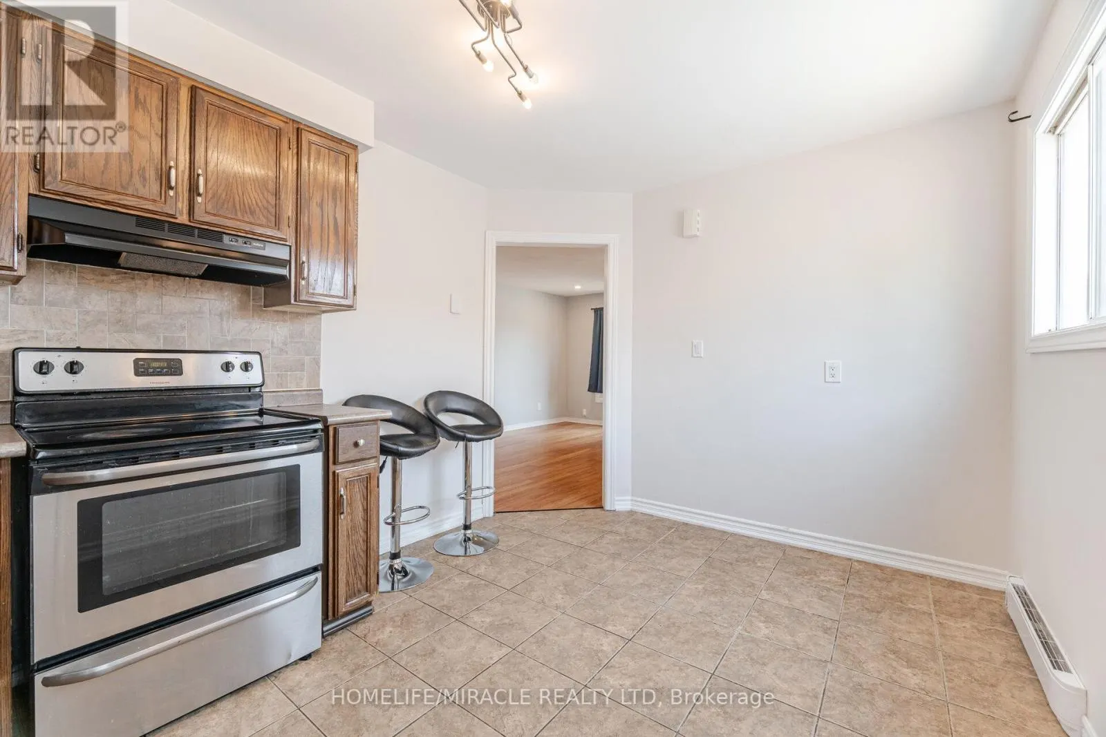 230 TAUNTON ROAD W