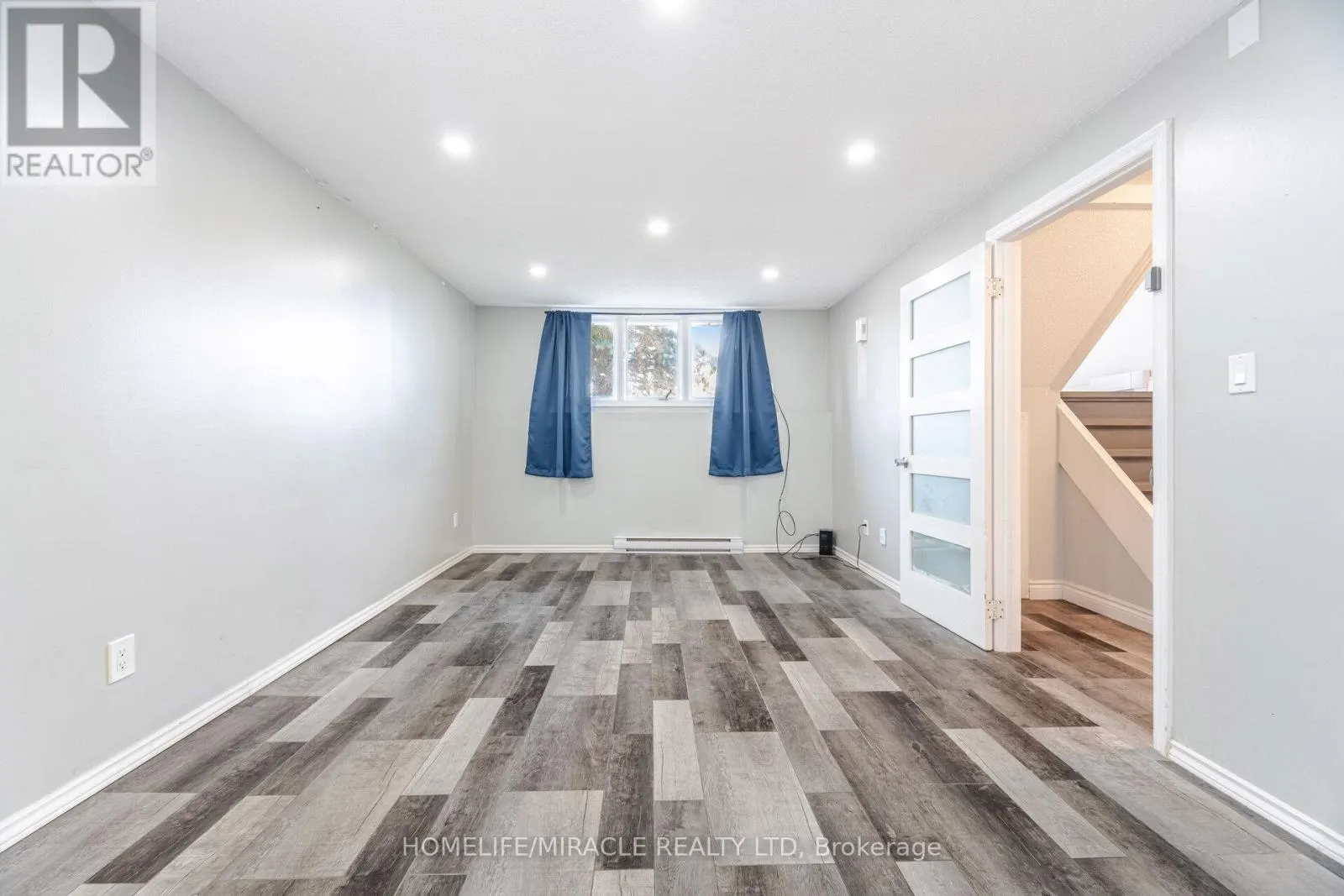 230 TAUNTON ROAD W