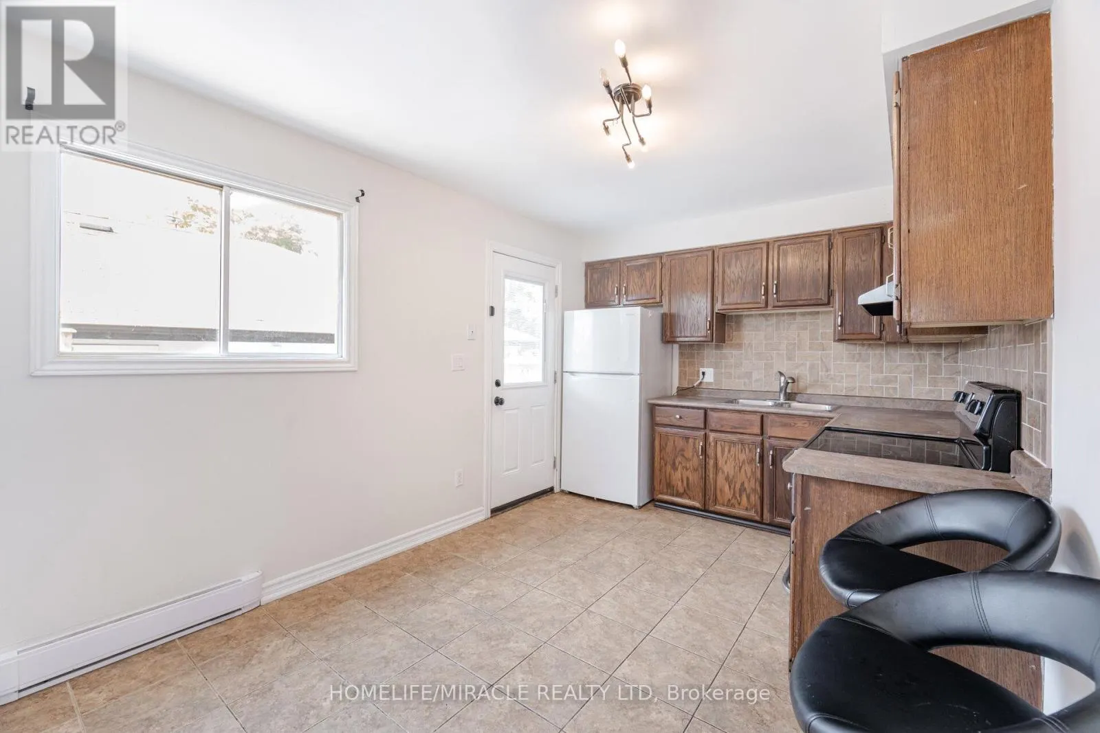 230 TAUNTON ROAD W