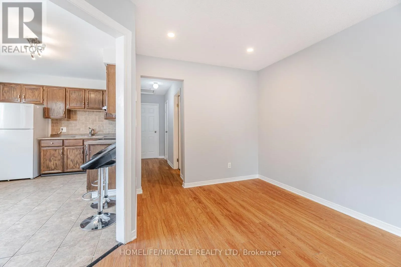 230 TAUNTON ROAD W