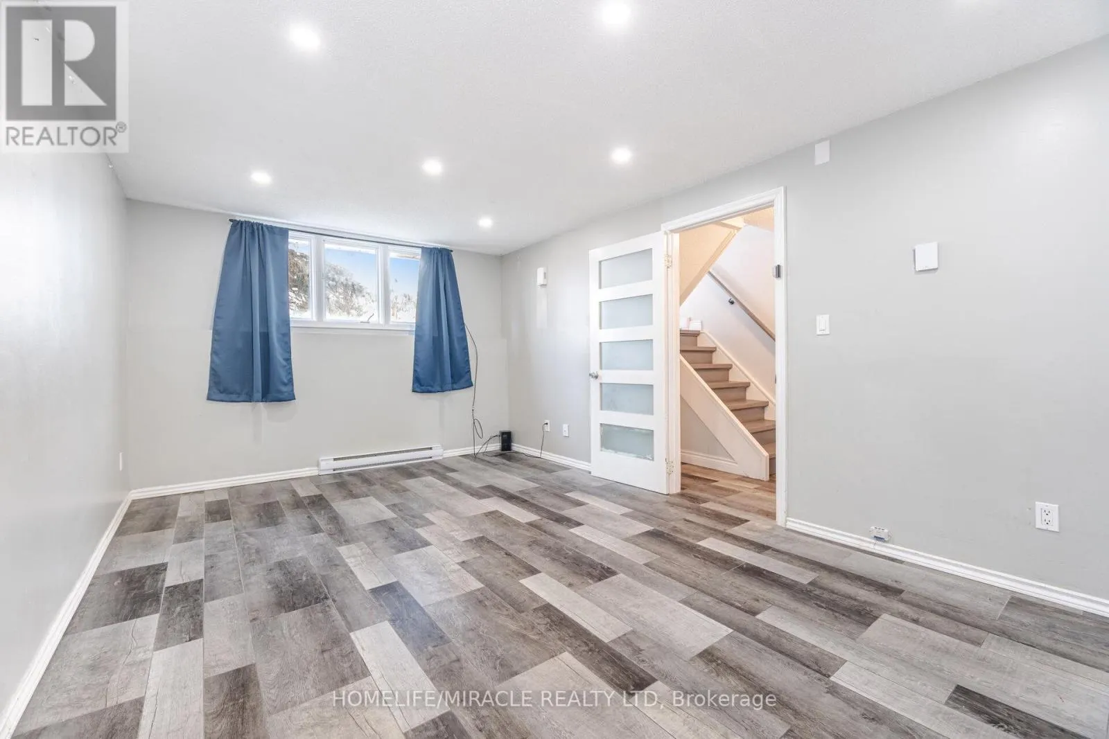 230 TAUNTON ROAD W