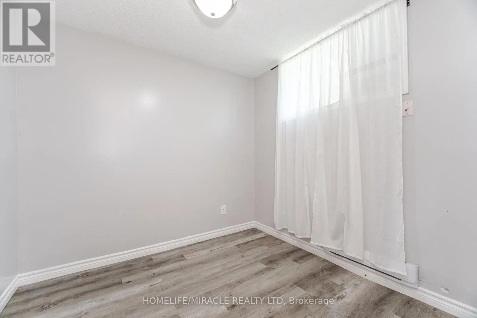 230 TAUNTON ROAD W
