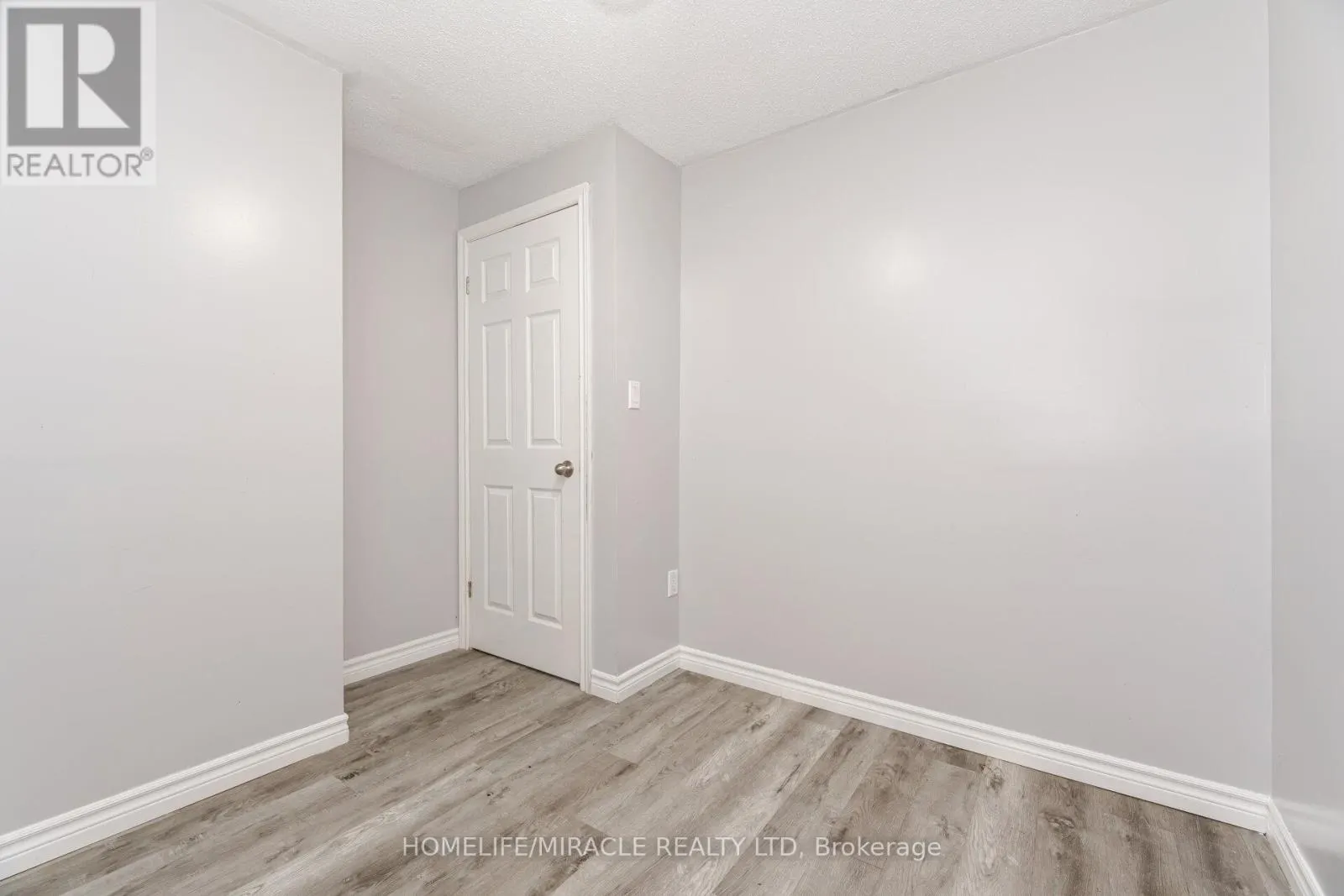 230 TAUNTON ROAD W