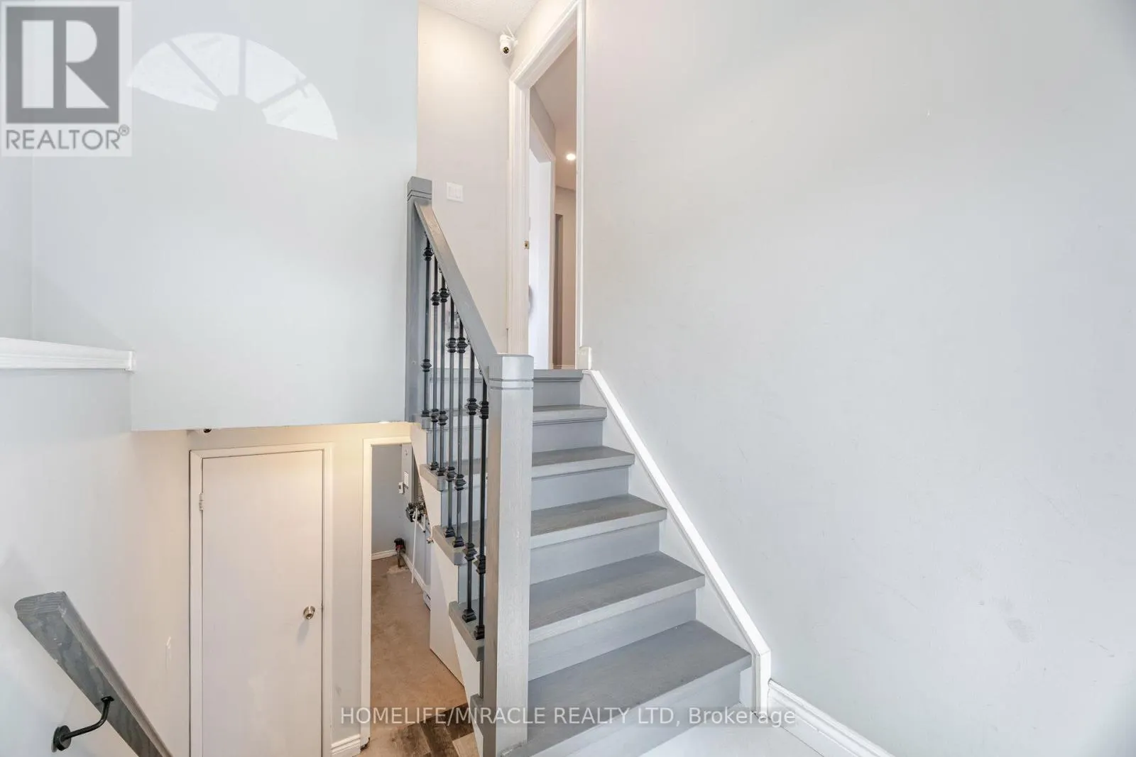 230 TAUNTON ROAD W