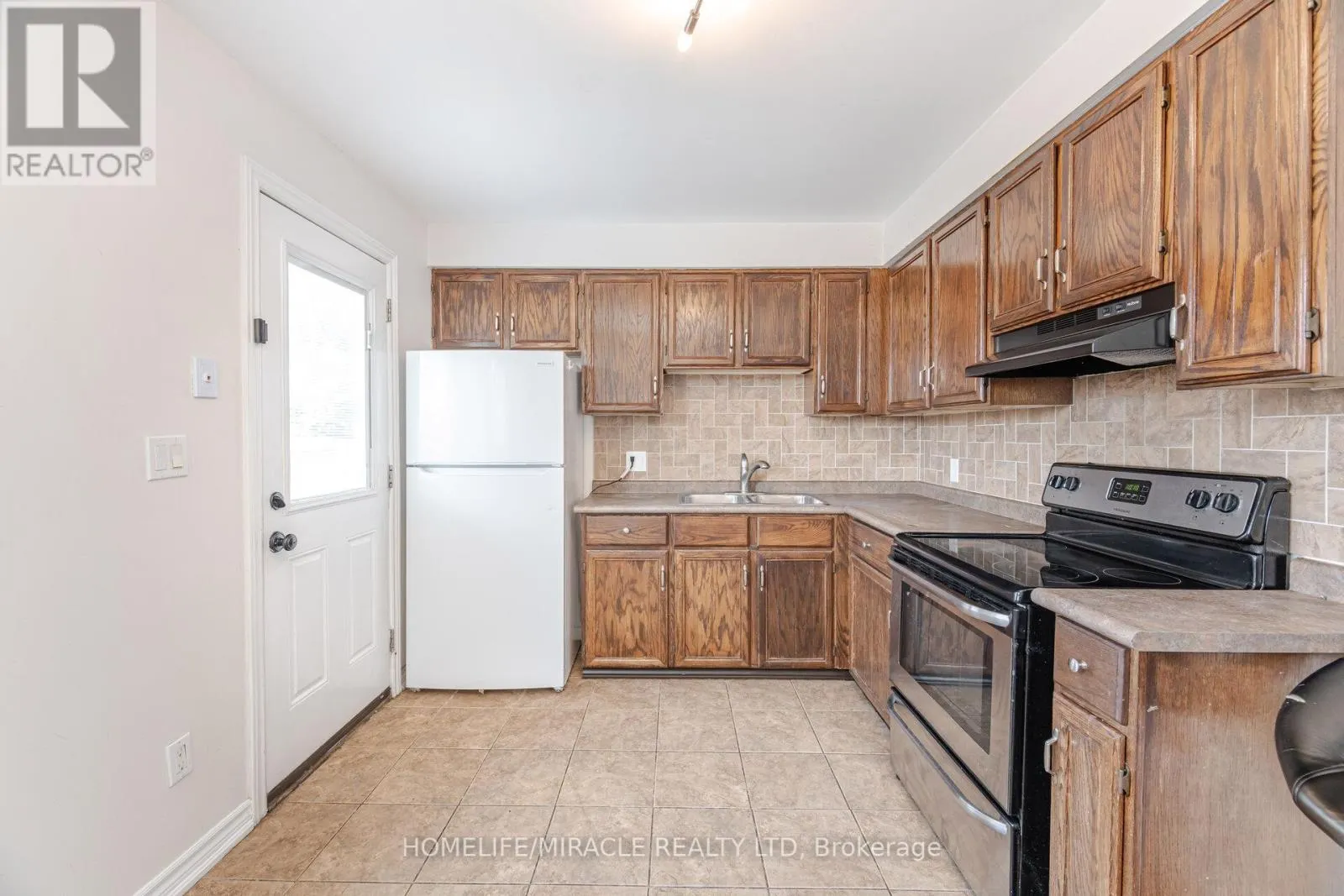 230 TAUNTON ROAD W