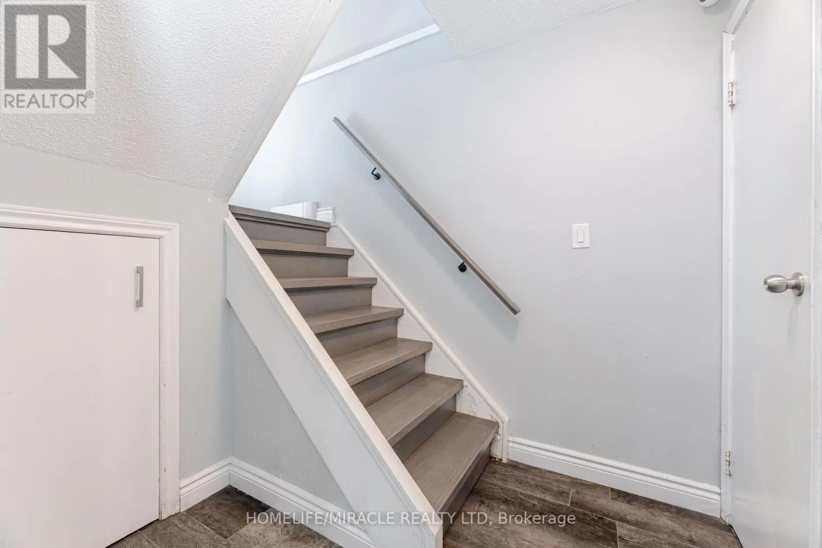 230 TAUNTON ROAD W
