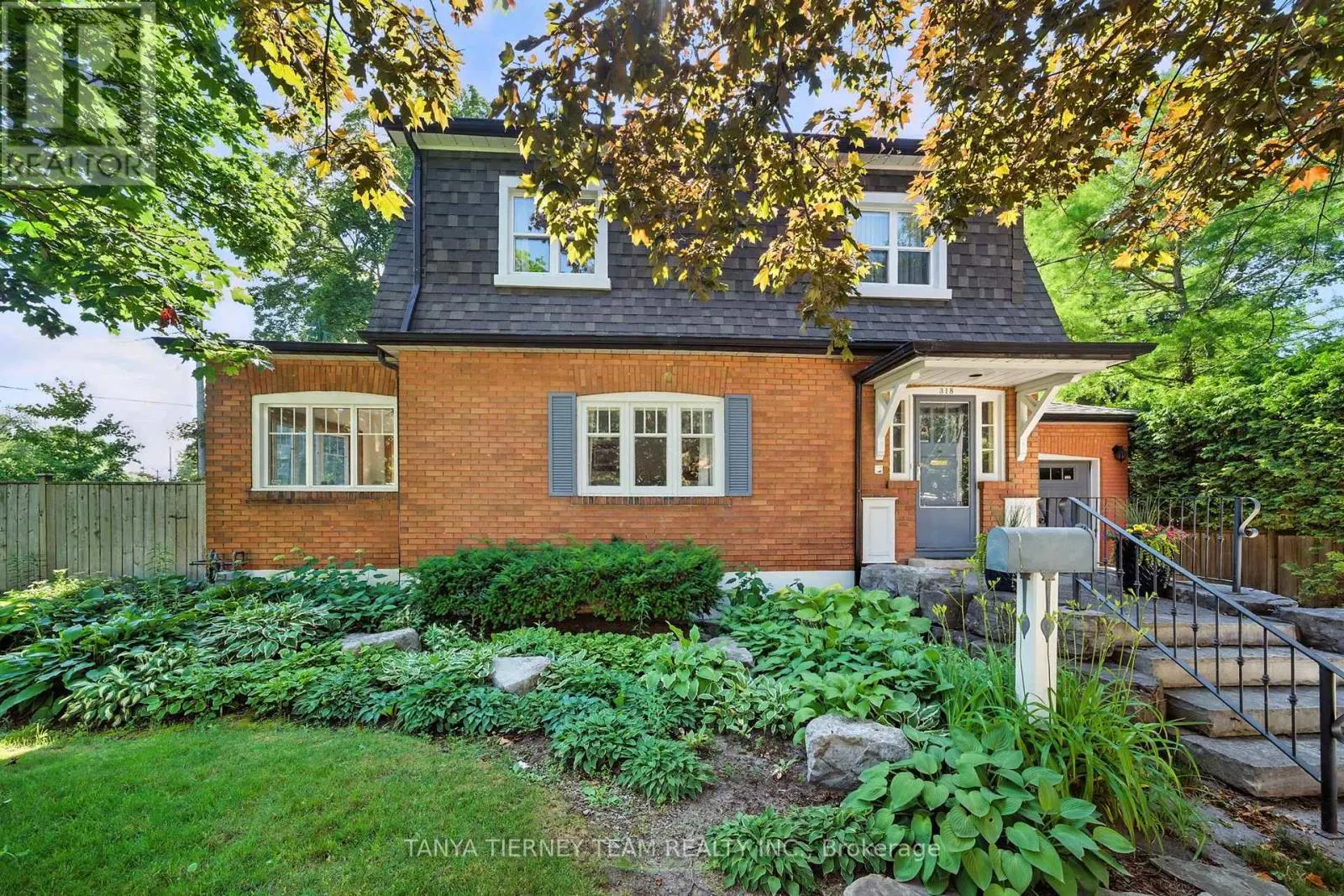 318 CENTRE STREET S