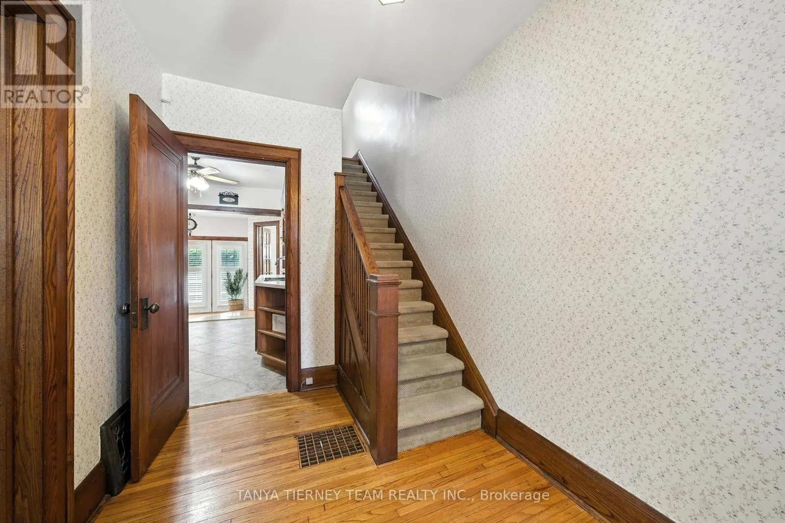 318 CENTRE STREET S