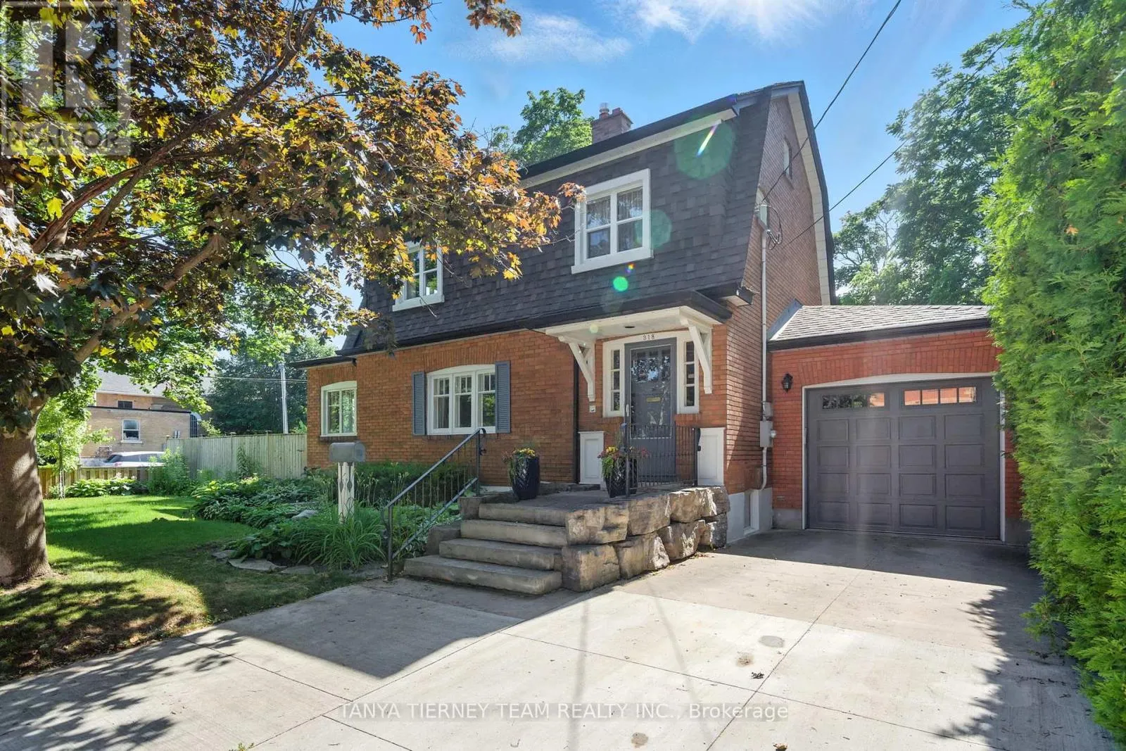 318 CENTRE STREET S