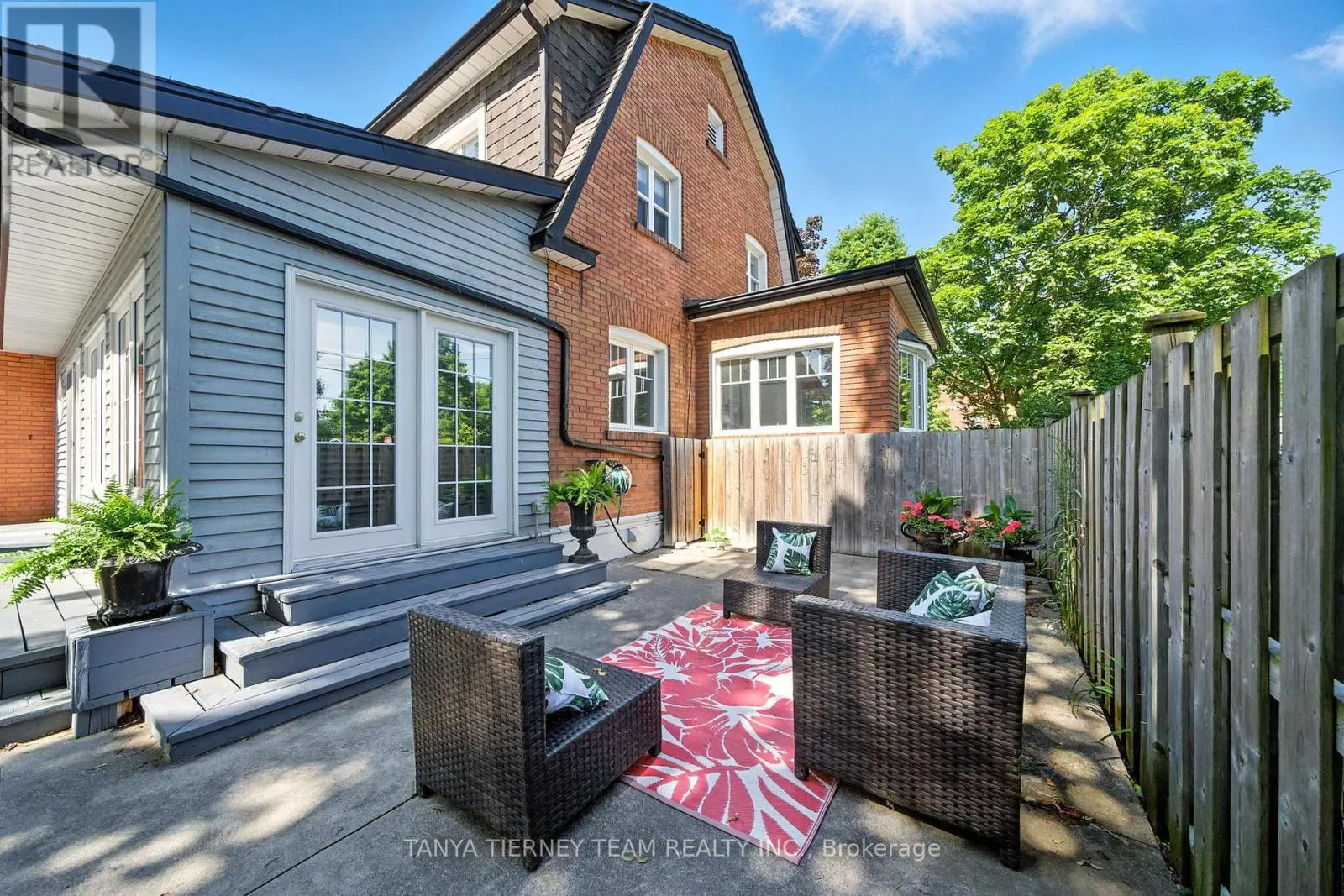 318 CENTRE STREET S