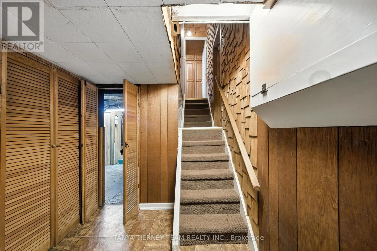 318 CENTRE STREET S