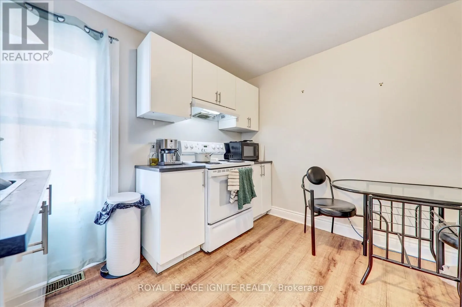 21 COLBORNE STREET W