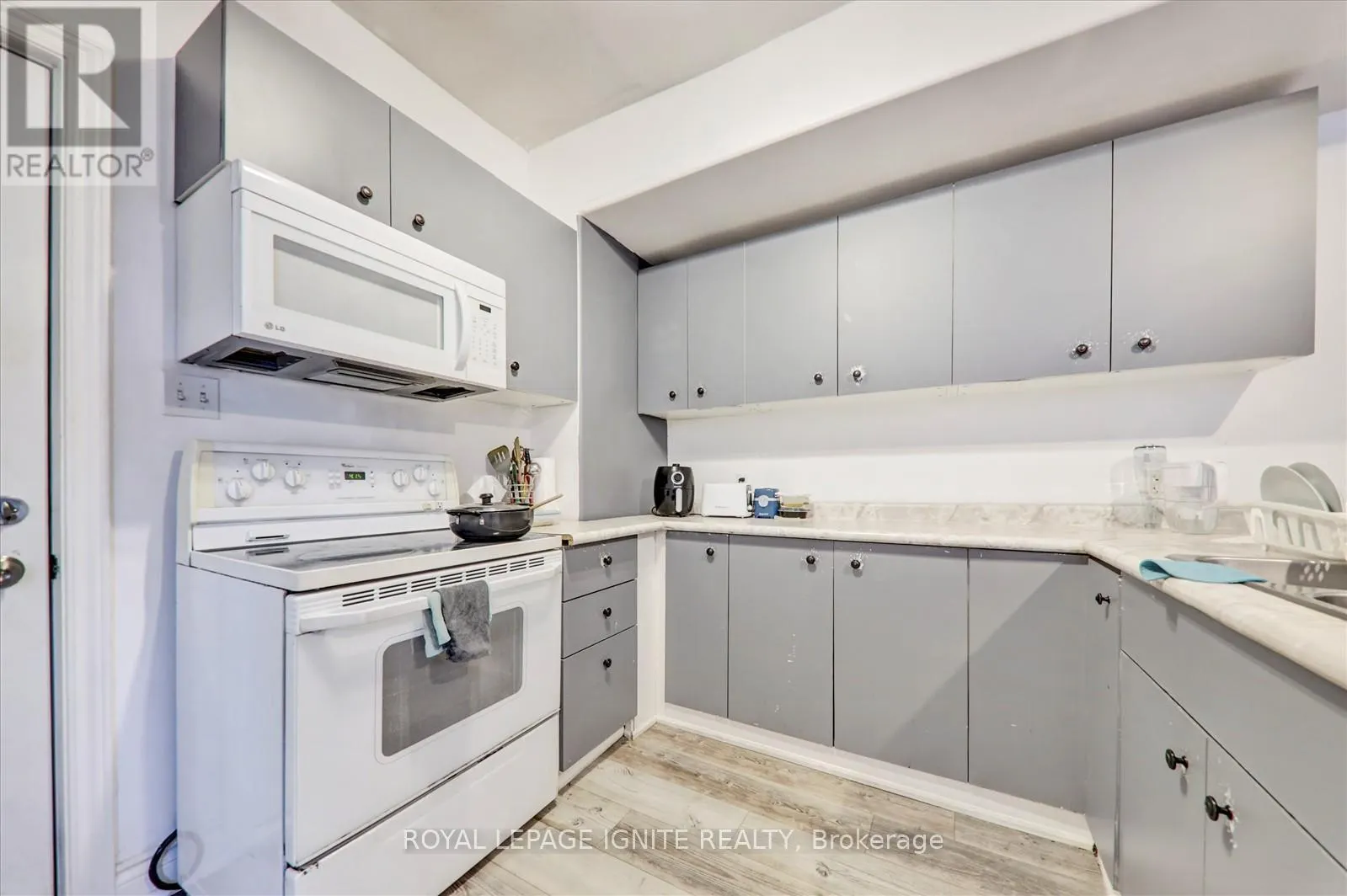 21 COLBORNE STREET W
