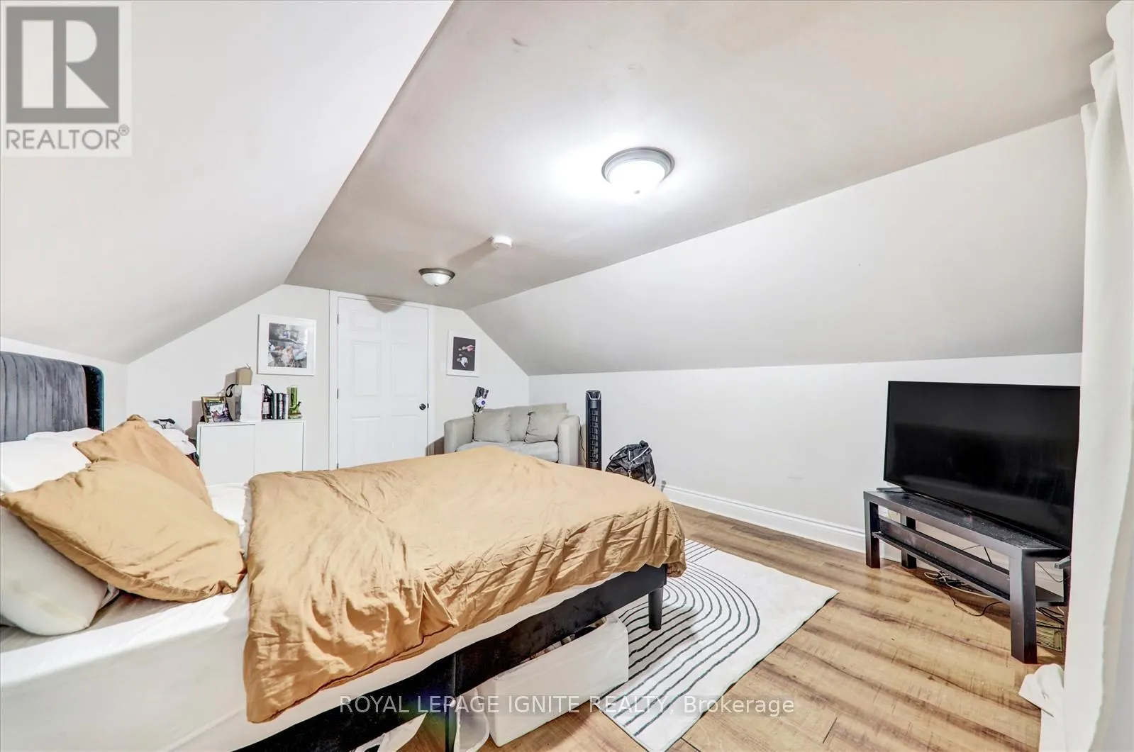 21 COLBORNE STREET W