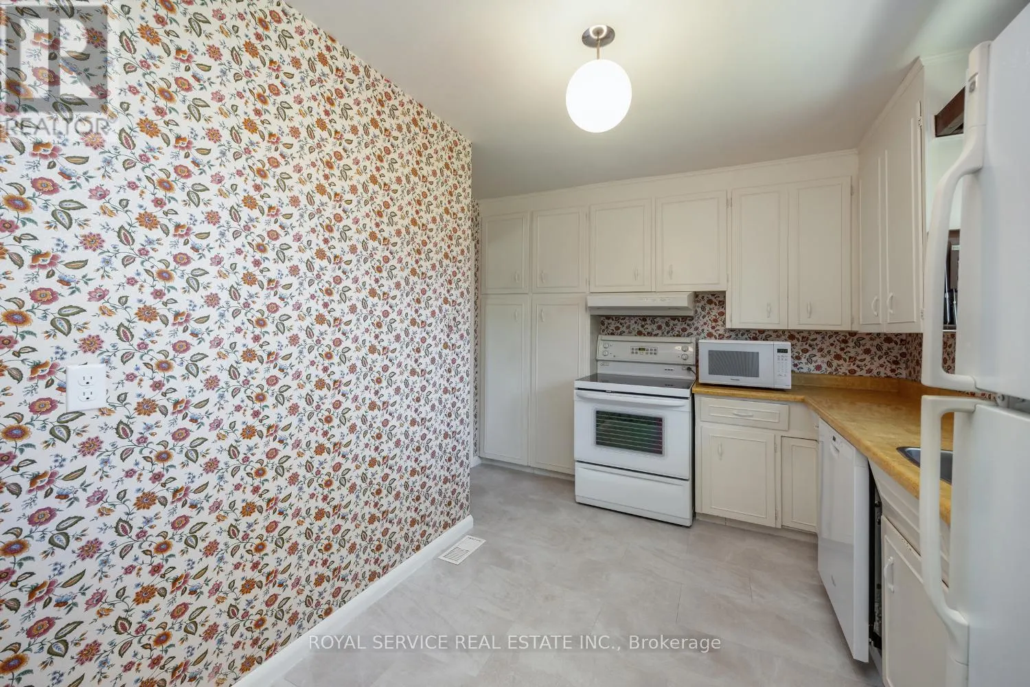 389 GLENCASTLE AVENUE