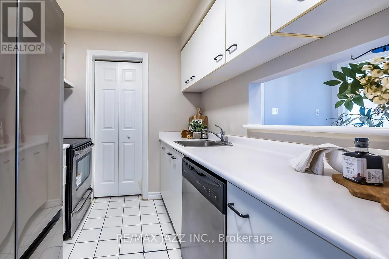 411 - 195 LAKE DRIVEWAY W, #411