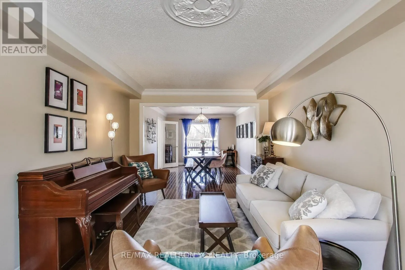 896 DARWIN DRIVE