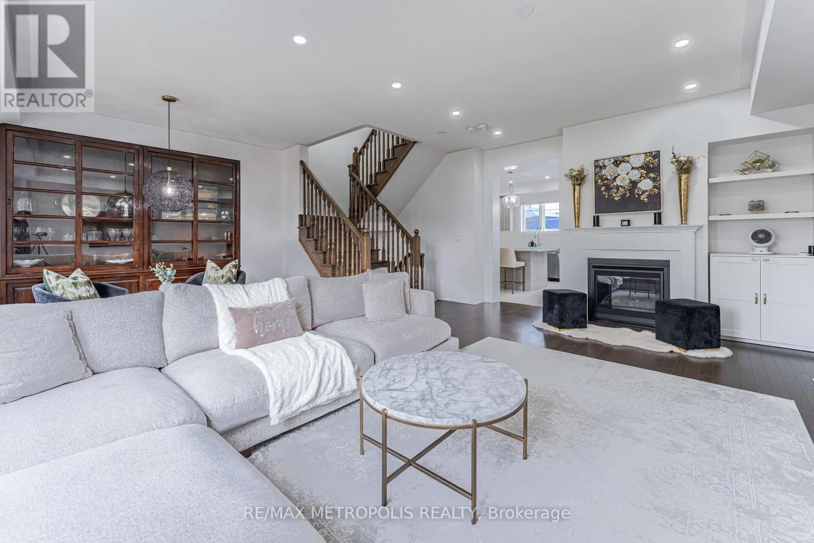 6 CORNERSIDE WAY