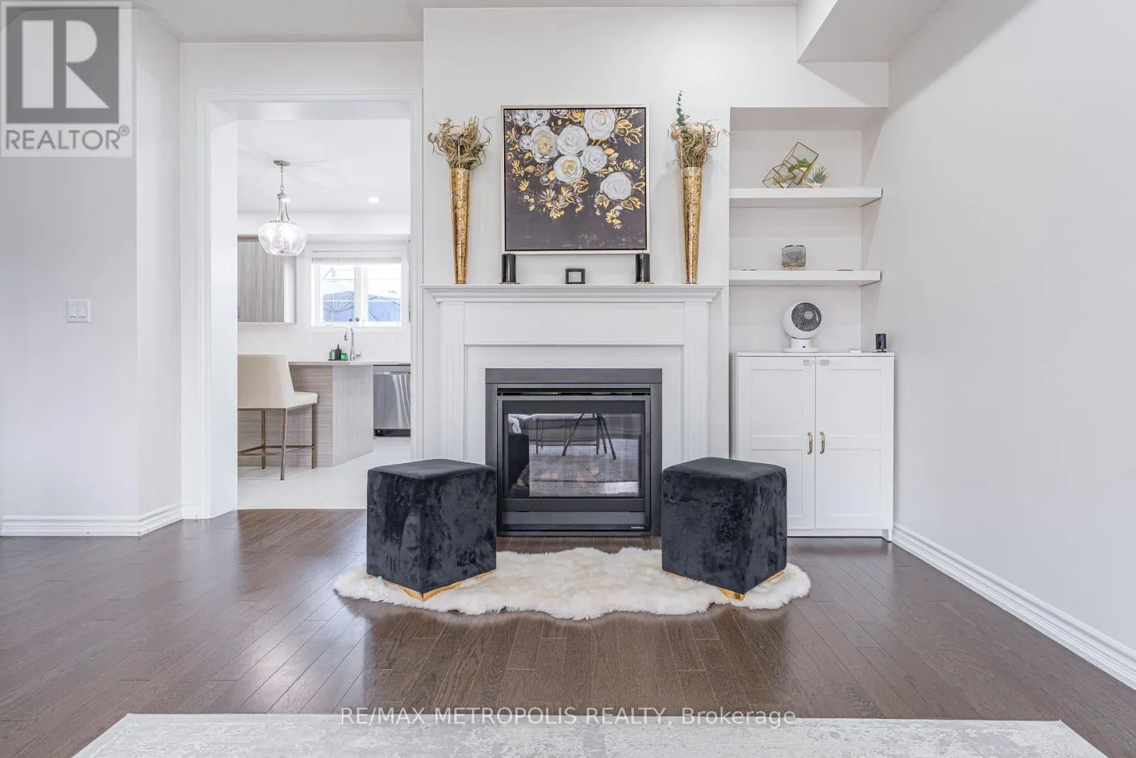 6 CORNERSIDE WAY
