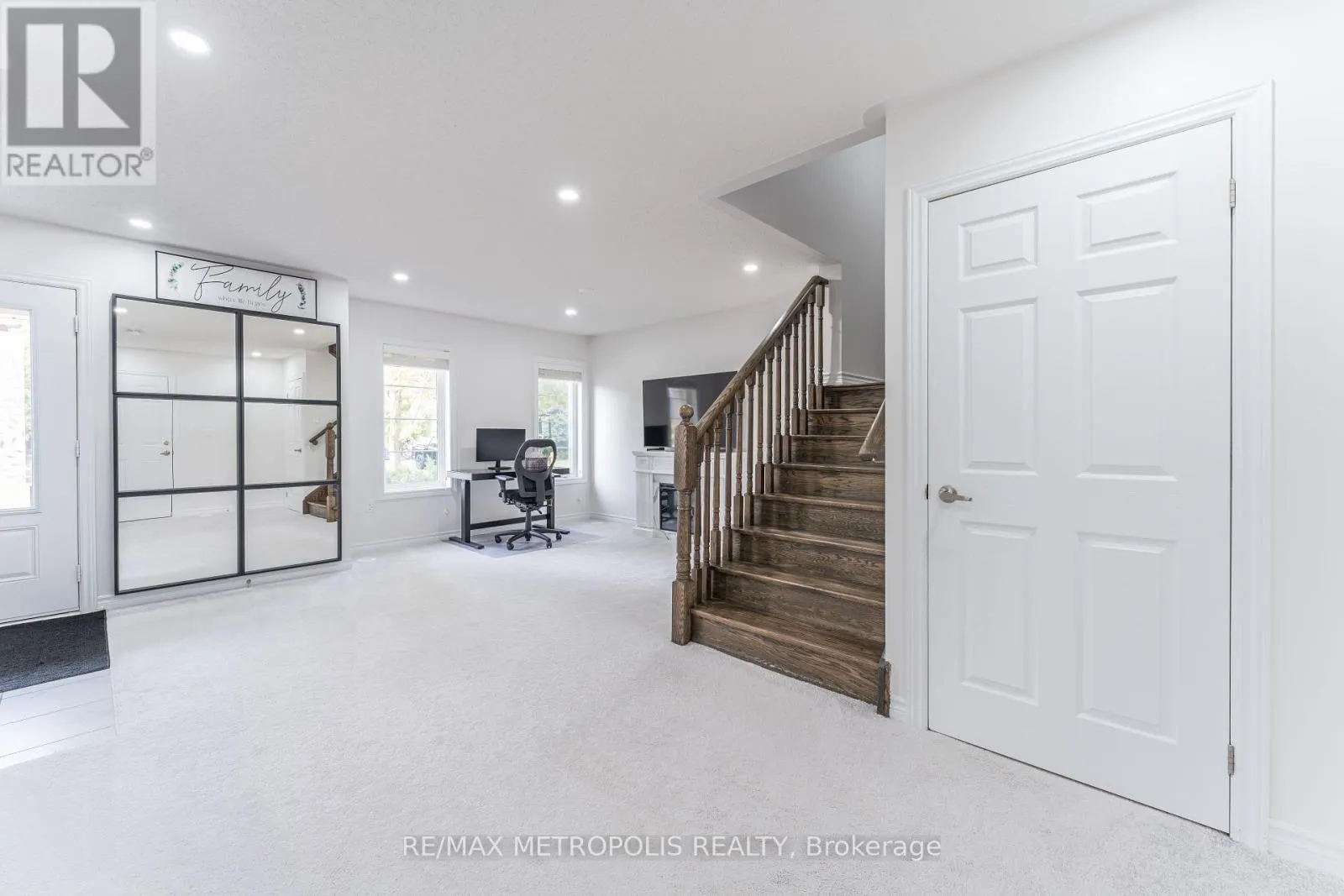 6 CORNERSIDE WAY