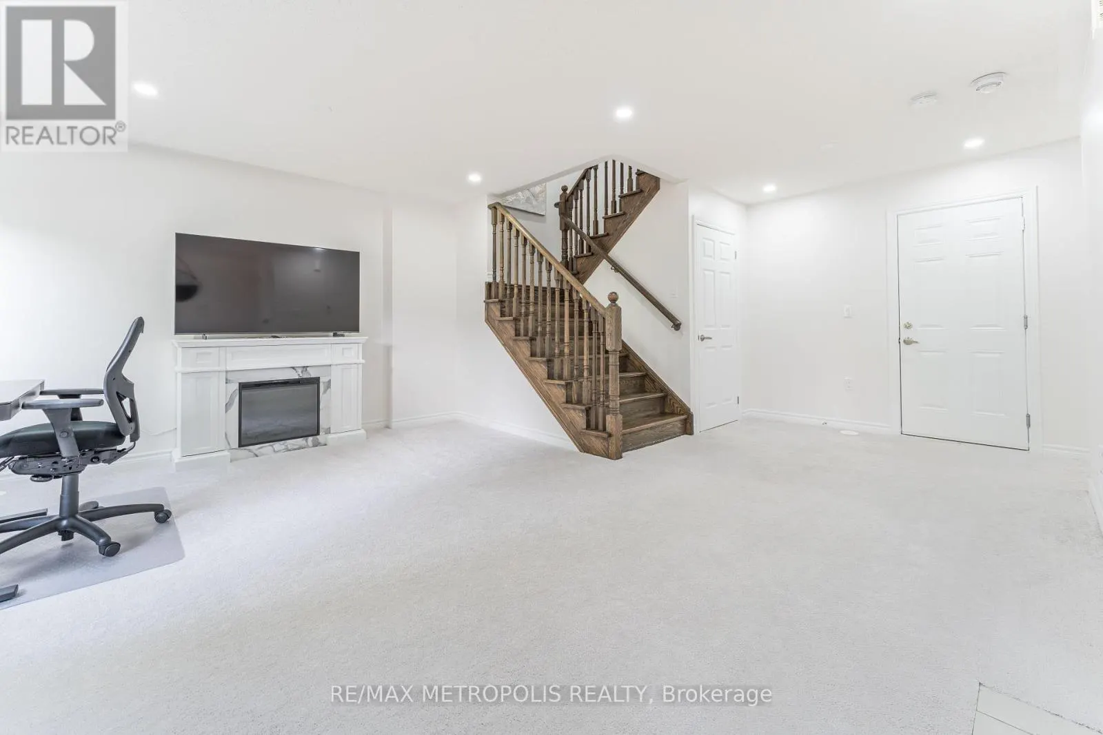 6 CORNERSIDE WAY